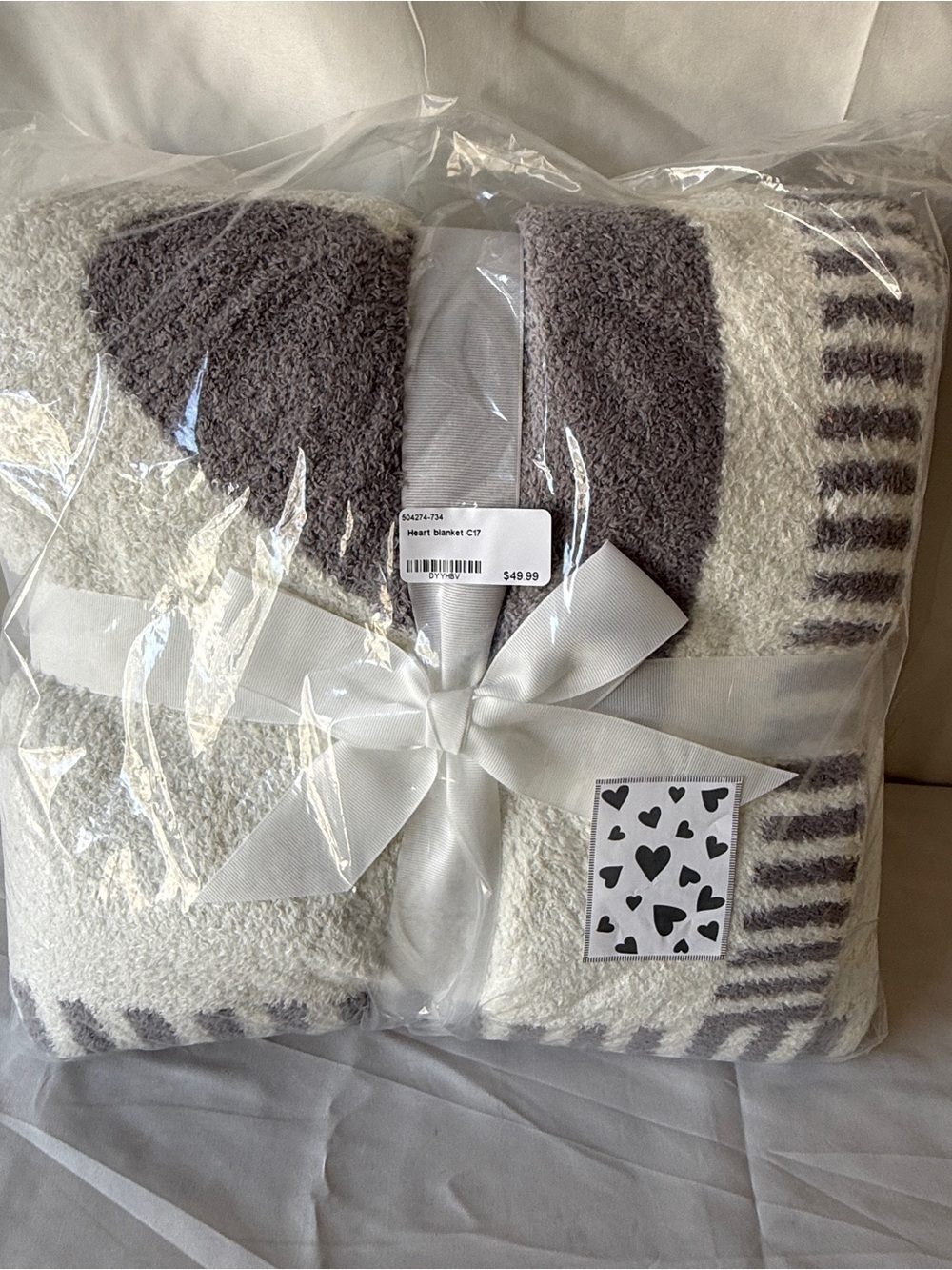 Cozy Heart Pattern Plush Throw Blanket - Gray & White